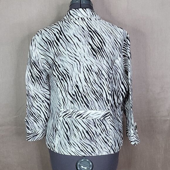 CHICO'S Zebra Print Lightweight Jacket Size 1/Medium - Picture 9 of 10